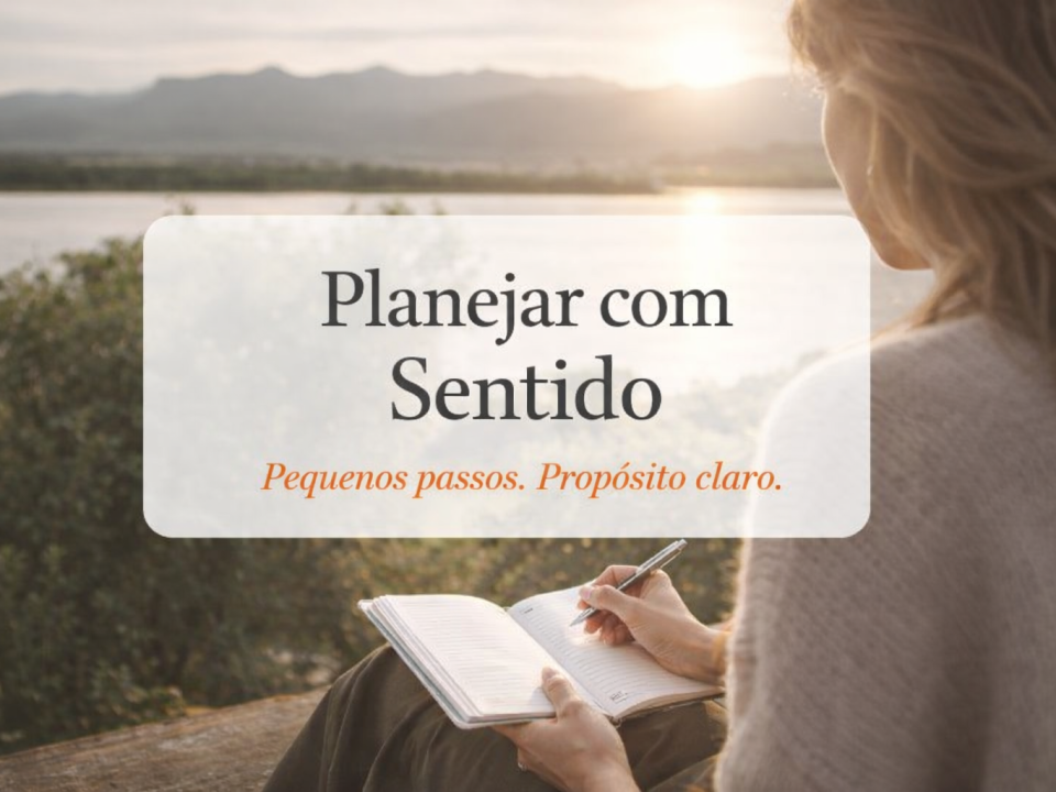 Mulher escrevendo em um caderno ao ar livre, com vista para montanhas ao pôr do sol, representando introspecção e planejamento com sentido